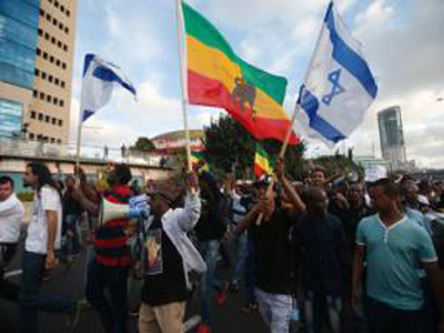 sraelis take part in a demonstration in Tel Aviv called by members of the Ethiopian community against alleged police brutality and institutionalised discrimination, on May 3, 2015 (AFP Photo/Jack Guez)